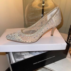 De blossom short heels. Nude, rhinestones. Brand New. Women’s size 6.